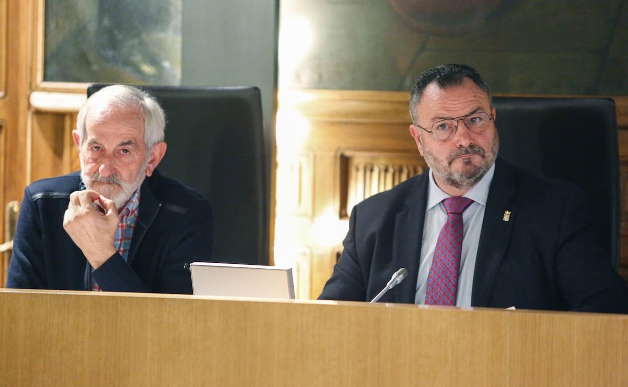 Eduardo Morán, a la derecha, junto a Matías Llorente, diputado de UPL en la Diputación de León.