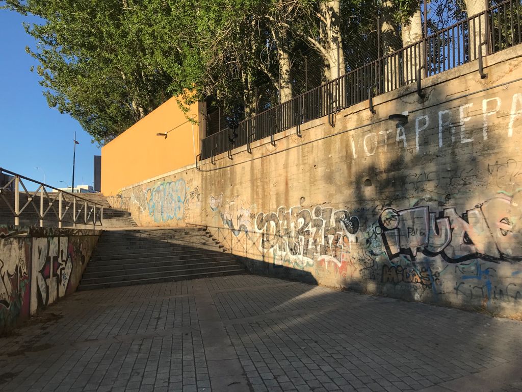 La formación popular aporta una serie de fotografías sobre el estado de la calzada y denuncia una señalización deficiente por la «vagancia» del Consistorio.