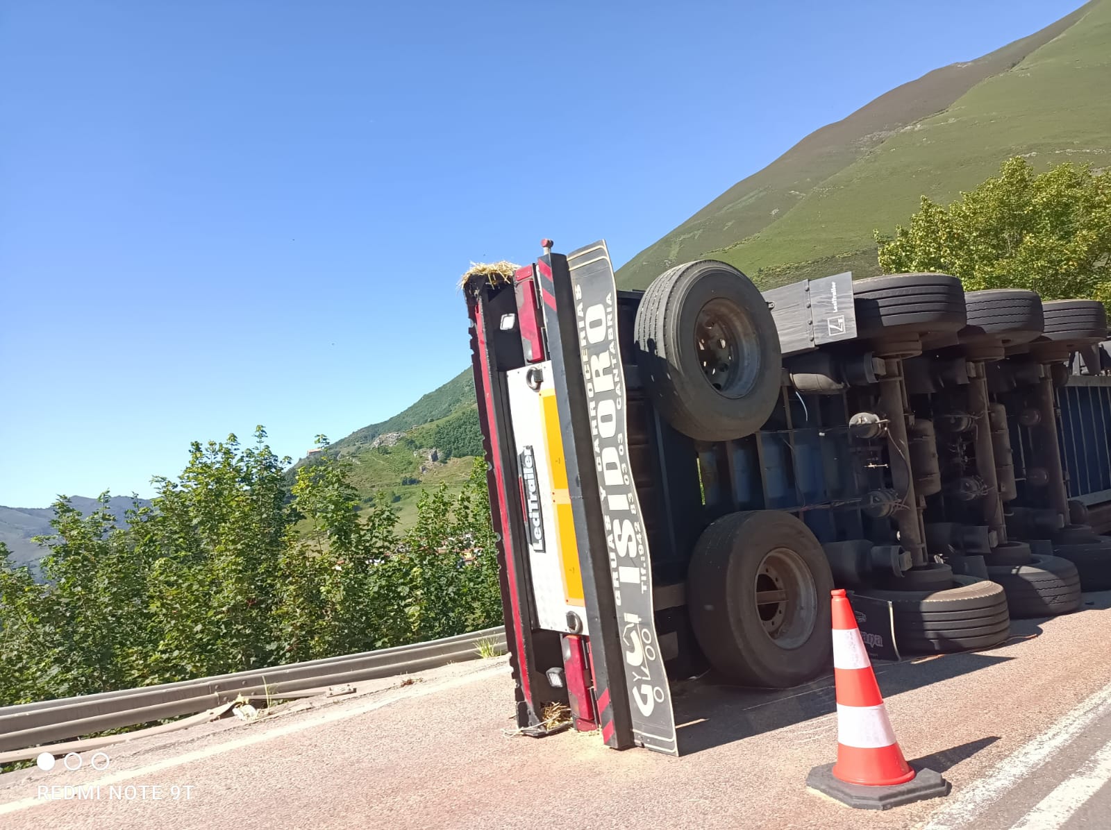 El conductor fallecido transportaba pacas y volcó en la carretera pasado el pueblo de Pajares quedando atrapado dentro de la cabina.