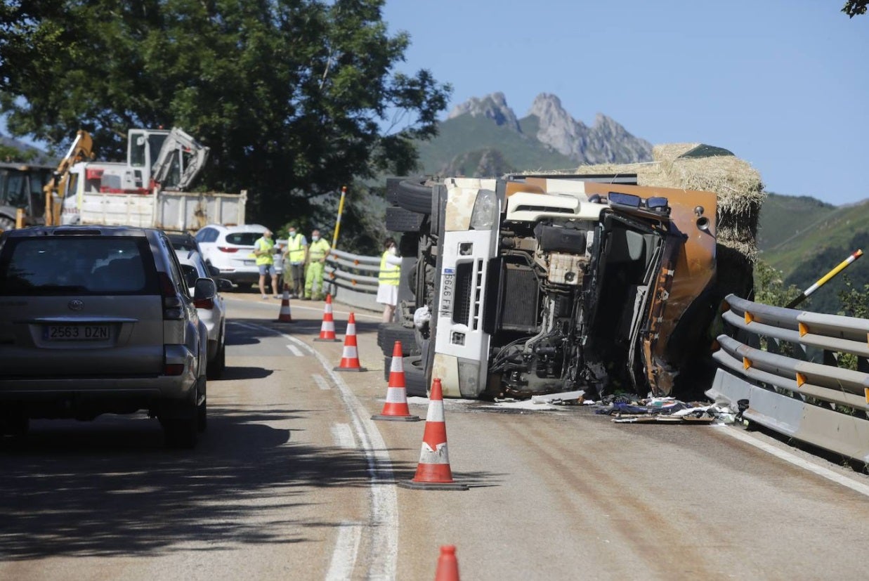 El conductor fallecido transportaba pacas y volcó en la carretera pasado el pueblo de Pajares quedando atrapado dentro de la cabina.