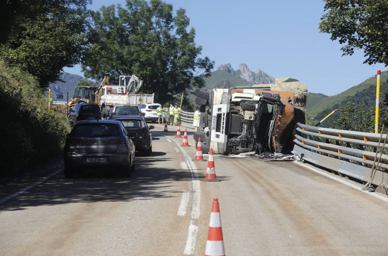 El conductor fallecido transportaba pacas y volcó en la carretera pasado el pueblo de Pajares quedando atrapado dentro de la cabina.