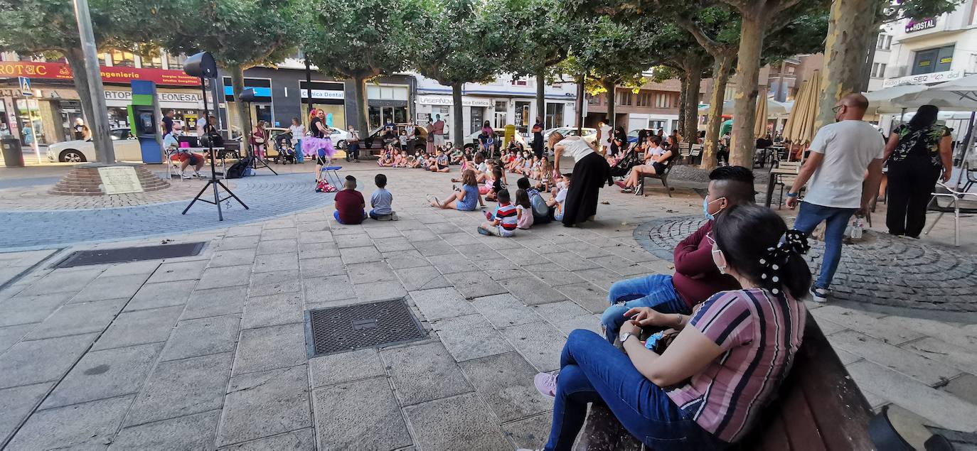 La iniciativa 'León tiene narices' programa desde este viernes una decena de actuaciones por diferentes plazas y calles de la capital leonesa con un espectáculo en el que los niños y niñas son los que disfrutan de estos artistas leoneses.