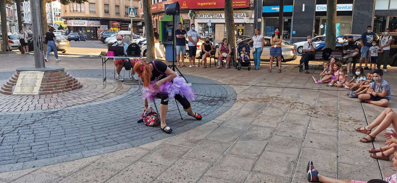 La iniciativa 'León tiene narices' programa desde este viernes una decena de actuaciones por diferentes plazas y calles de la capital leonesa con un espectáculo en el que los niños y niñas son los que disfrutan de estos artistas leoneses.