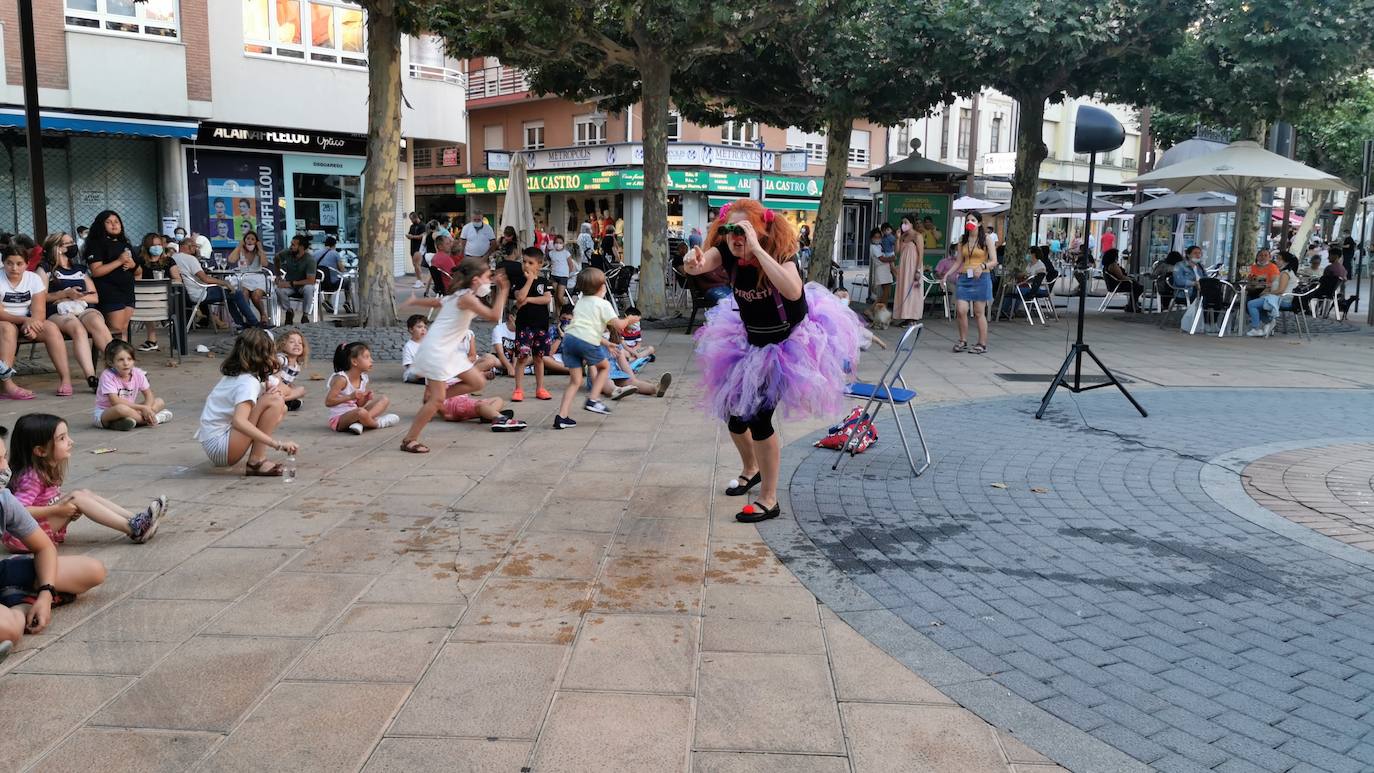 La iniciativa 'León tiene narices' programa desde este viernes una decena de actuaciones por diferentes plazas y calles de la capital leonesa con un espectáculo en el que los niños y niñas son los que disfrutan de estos artistas leoneses.