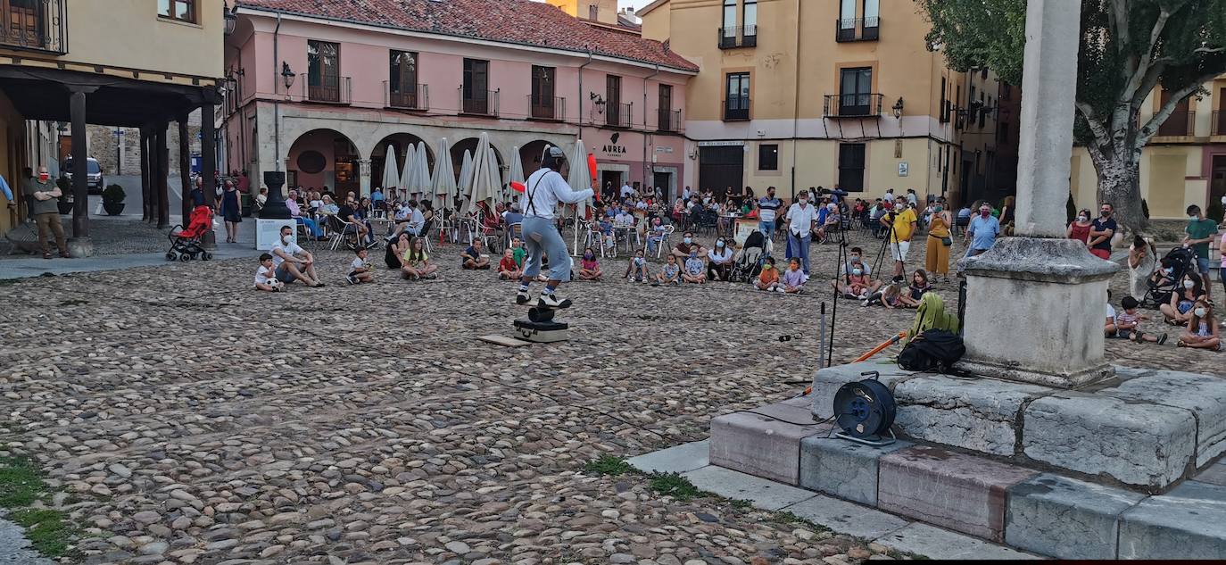 La iniciativa 'León tiene narices' programa desde este viernes una decena de actuaciones por diferentes plazas y calles de la capital leonesa con un espectáculo en el que los niños y niñas son los que disfrutan de estos artistas leoneses.