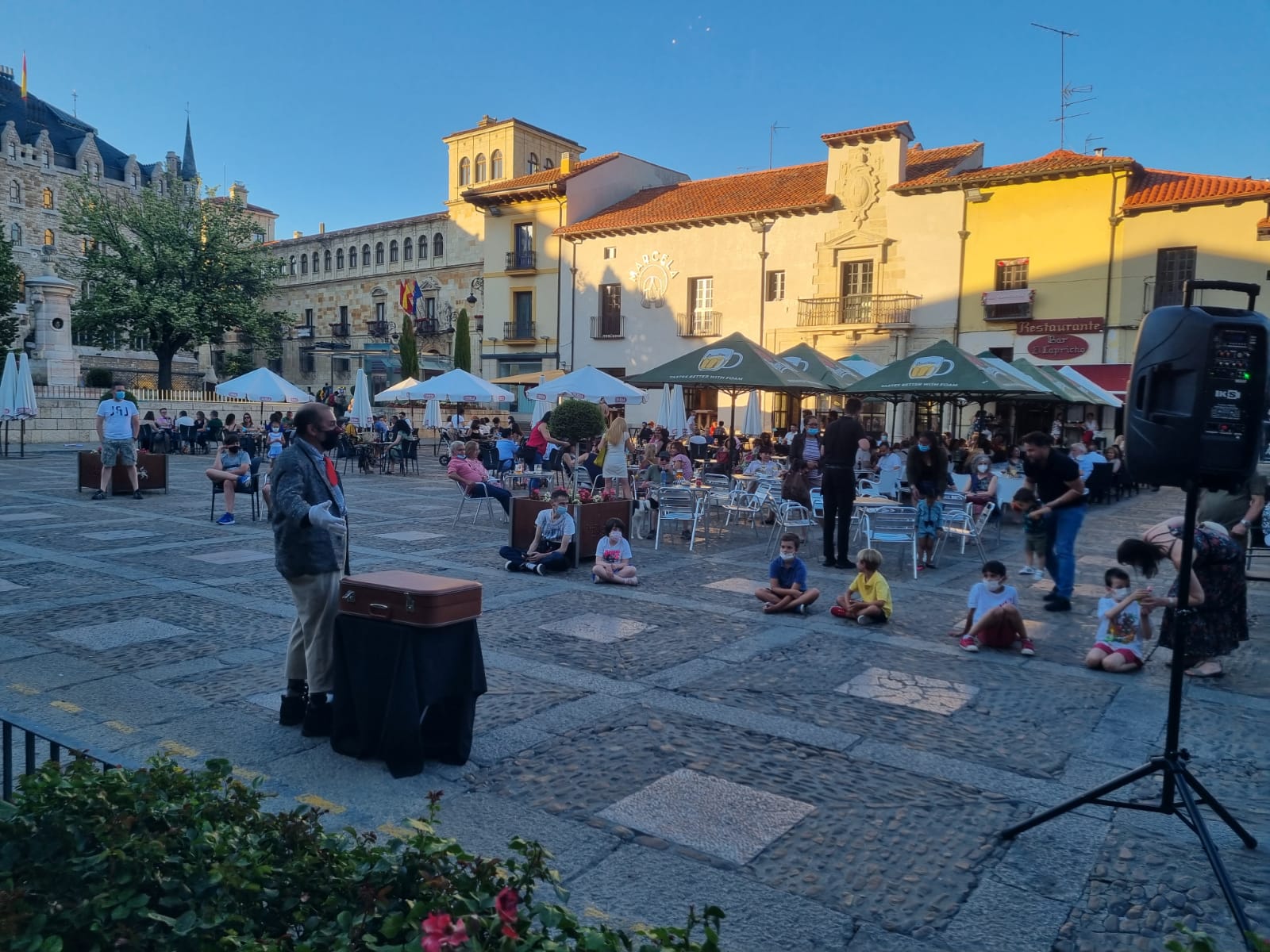 La iniciativa 'León tiene narices' programa desde este viernes una decena de actuaciones por diferentes plazas y calles de la capital leonesa con un espectáculo en el que los niños y niñas son los que disfrutan de estos artistas leoneses.