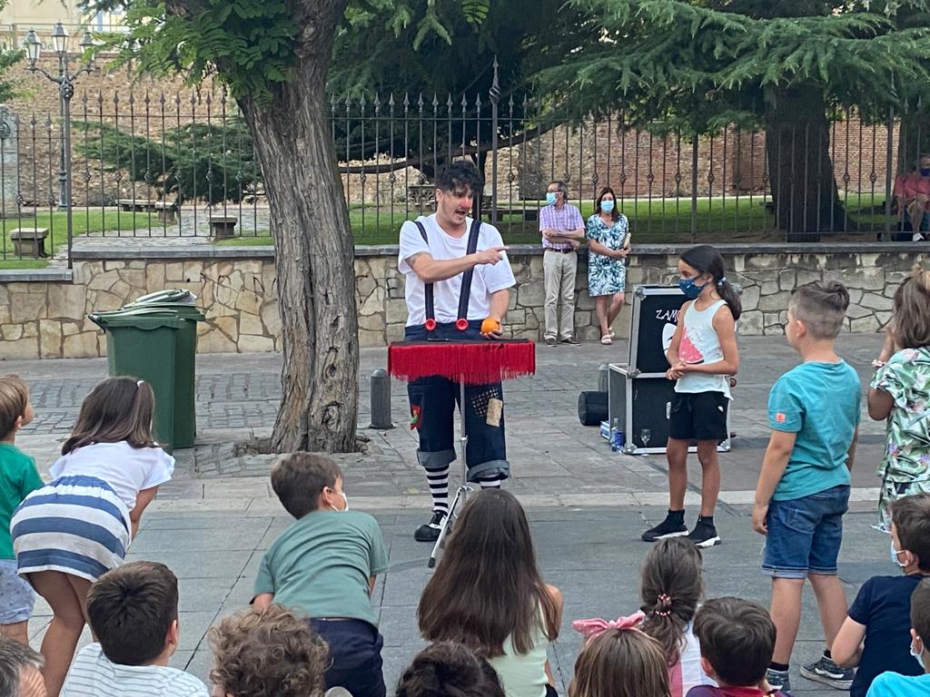 La iniciativa 'León tiene narices' programa desde este viernes una decena de actuaciones por diferentes plazas y calles de la capital leonesa con un espectáculo en el que los niños y niñas son los que disfrutan de estos artistas leoneses.