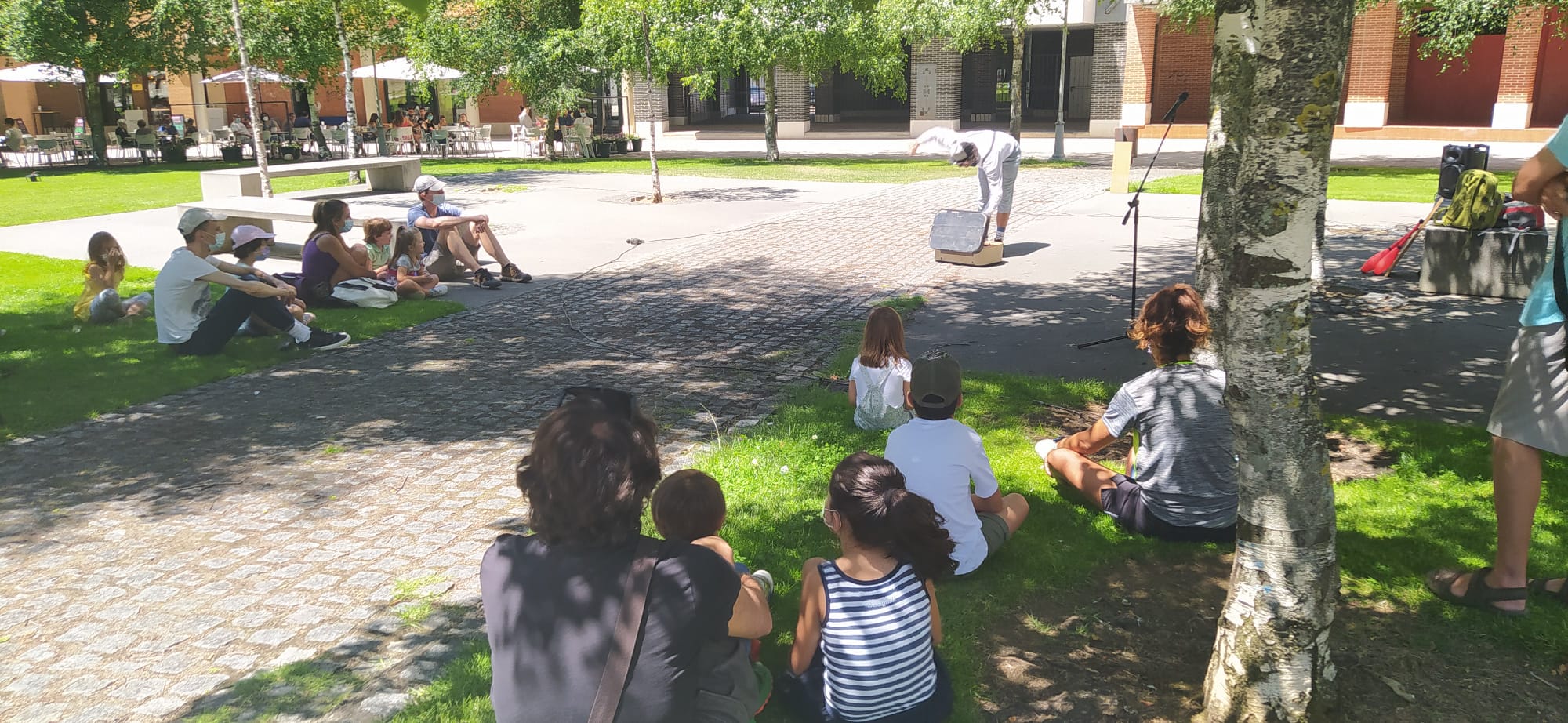 La iniciativa 'León tiene narices' programa desde este viernes una decena de actuaciones por diferentes plazas y calles de la capital leonesa con un espectáculo en el que los niños y niñas son los que disfrutan de estos artistas leoneses.