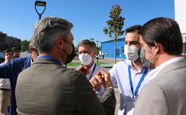 David Fernández saluda a los primeros invitados al acto.