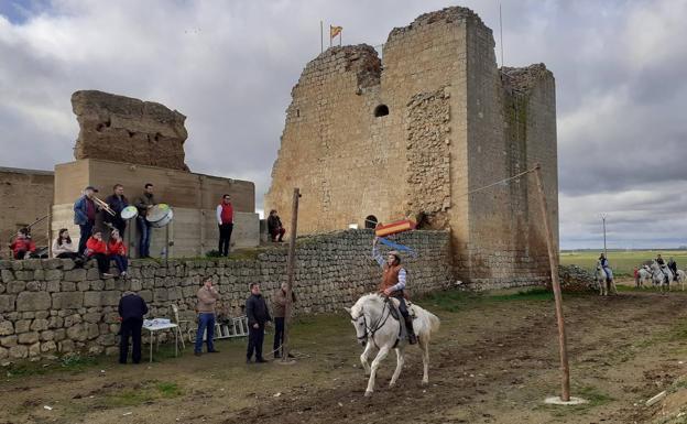 Carrera de cintas a caballo.