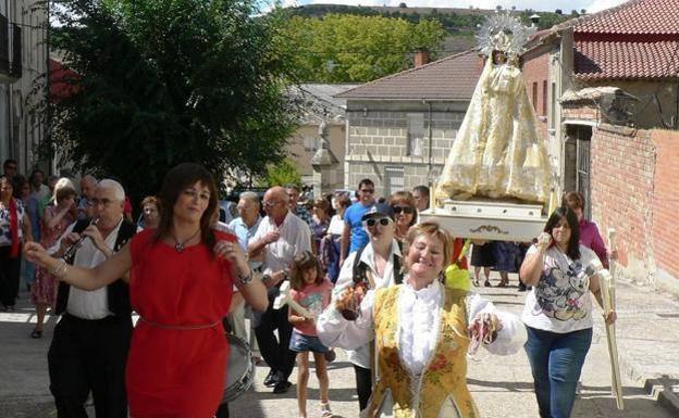 La Virgen del Prado procesiona por las calles de Villavaquerín.