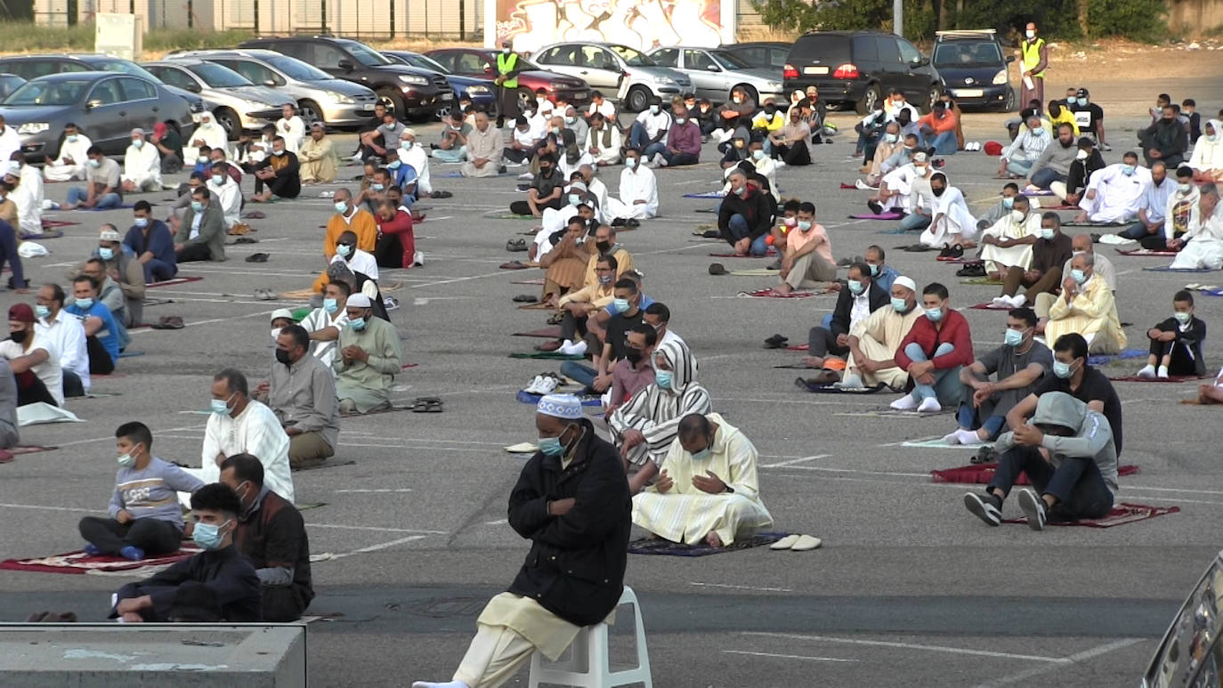 La comunidad mulsumana leonesa se reúne en el Reino de León para celebrar la festividad del Sacrificio del Cordero | Más de medio centenar de personas inician un rezo marcado por la solidaridad y la pandemia a las 8.00 horas de la mañana con el sol despuntando en el horizonte 