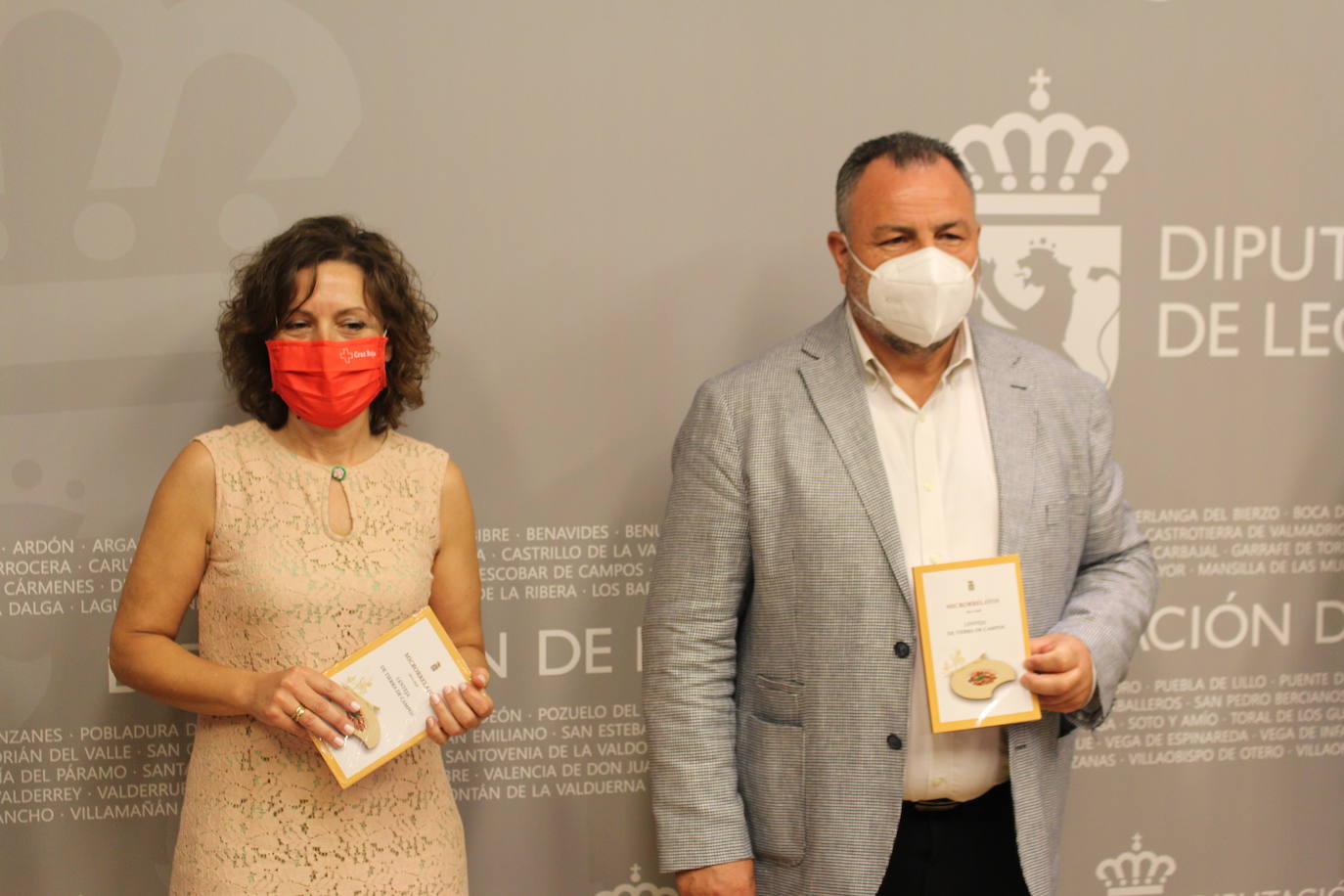 Eduardo Morán, junto a la secretaria provincial de Cruz Roja en León, Nuria Lozano.