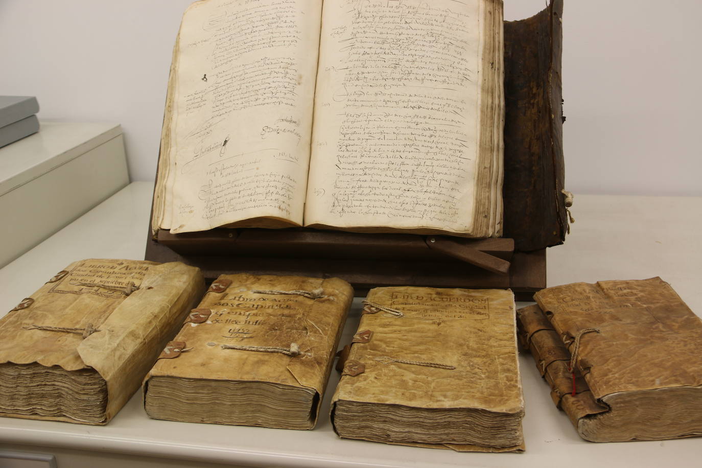 Las estanterías de la Casona de Puerta Castillo ofrecen documentación e información sobre la historia de la ciudad.