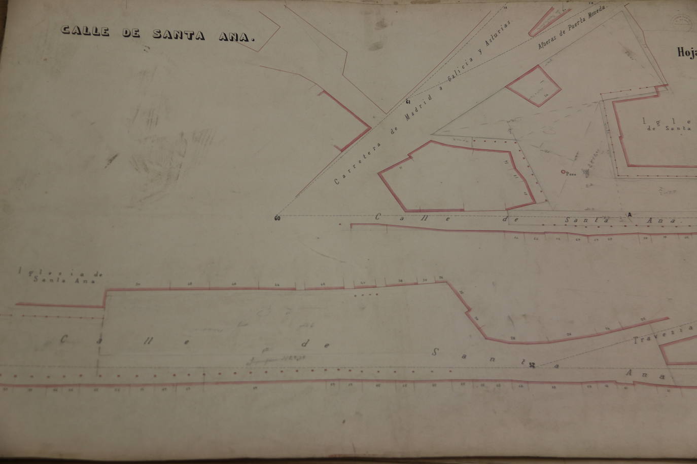 Las estanterías de la Casona de Puerta Castillo ofrecen documentación e información sobre la historia de la ciudad.