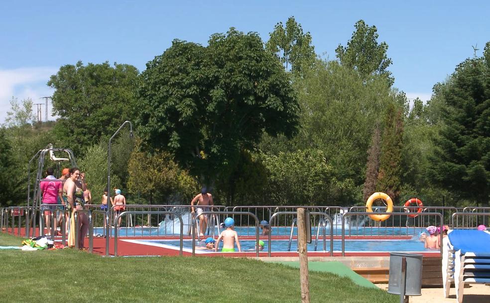 Imagen de uno de los atractivos de la localidad, las piscinas municipales de Santovenia. 