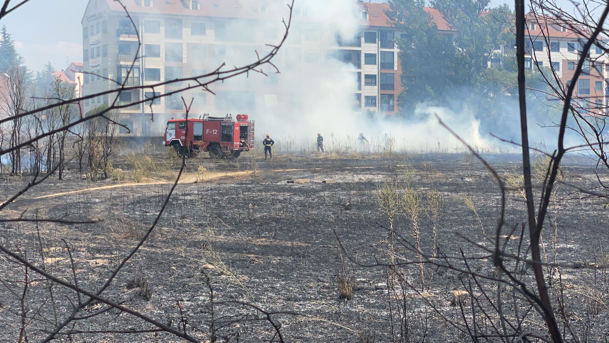 Una dotación de Bomberos se desplazaba a la zona a pasadas las 14.30 horas de este jueves | Siguen trabajando en la zona aunque el fuego está controlado