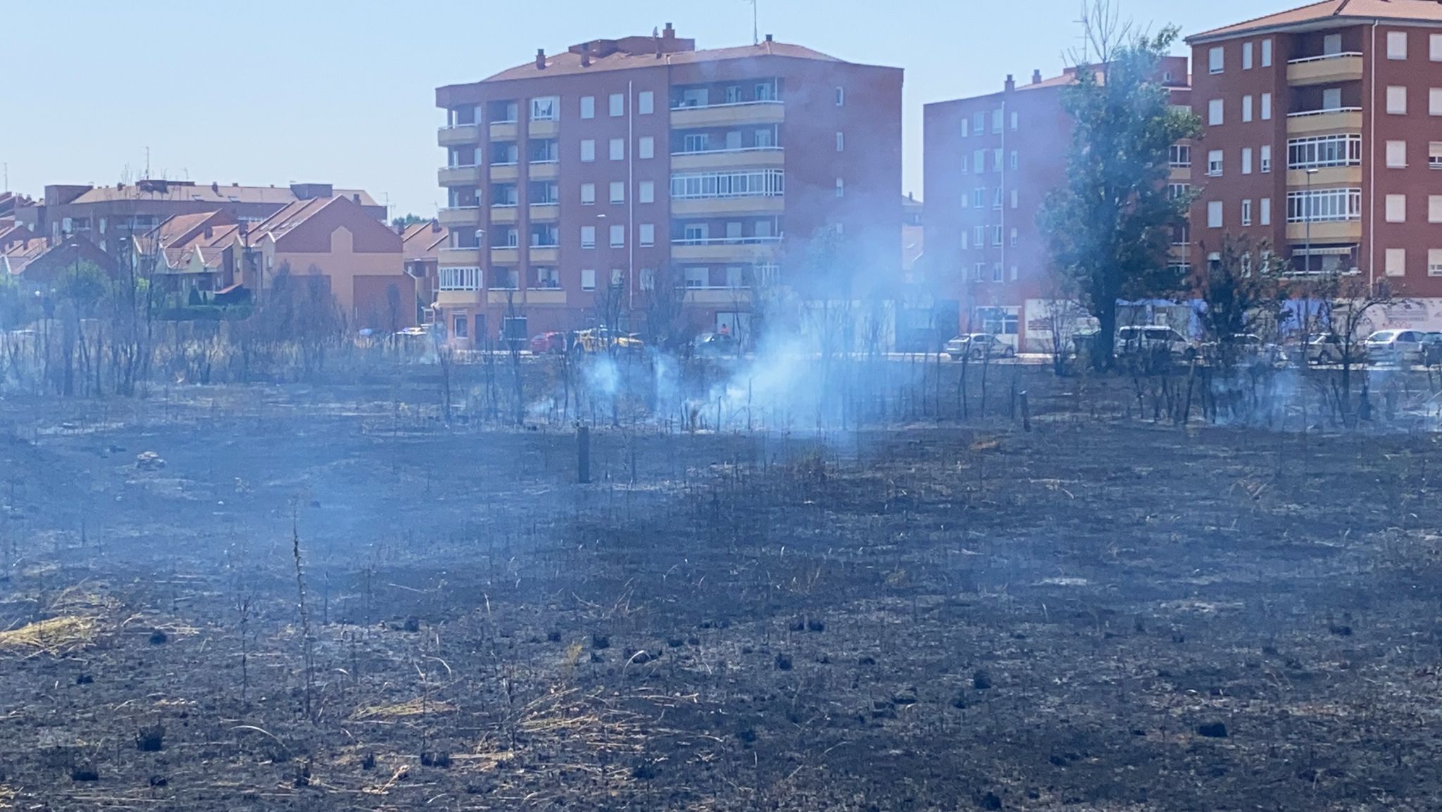 Una dotación de Bomberos se desplazaba a la zona a pasadas las 14.30 horas de este jueves | Siguen trabajando en la zona aunque el fuego está controlado