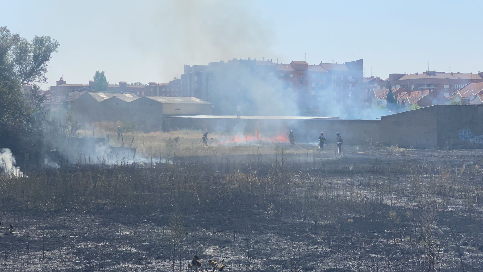 Una dotación de Bomberos se desplazaba a la zona a pasadas las 14.30 horas de este jueves | Siguen trabajando en la zona aunque el fuego está controlado