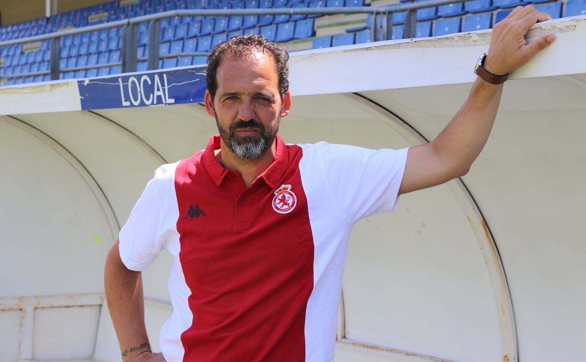 El entrenador de la Cultural analiza en una entrevista el inicio de una ilusionante temporada al frente del conjunto leonés.