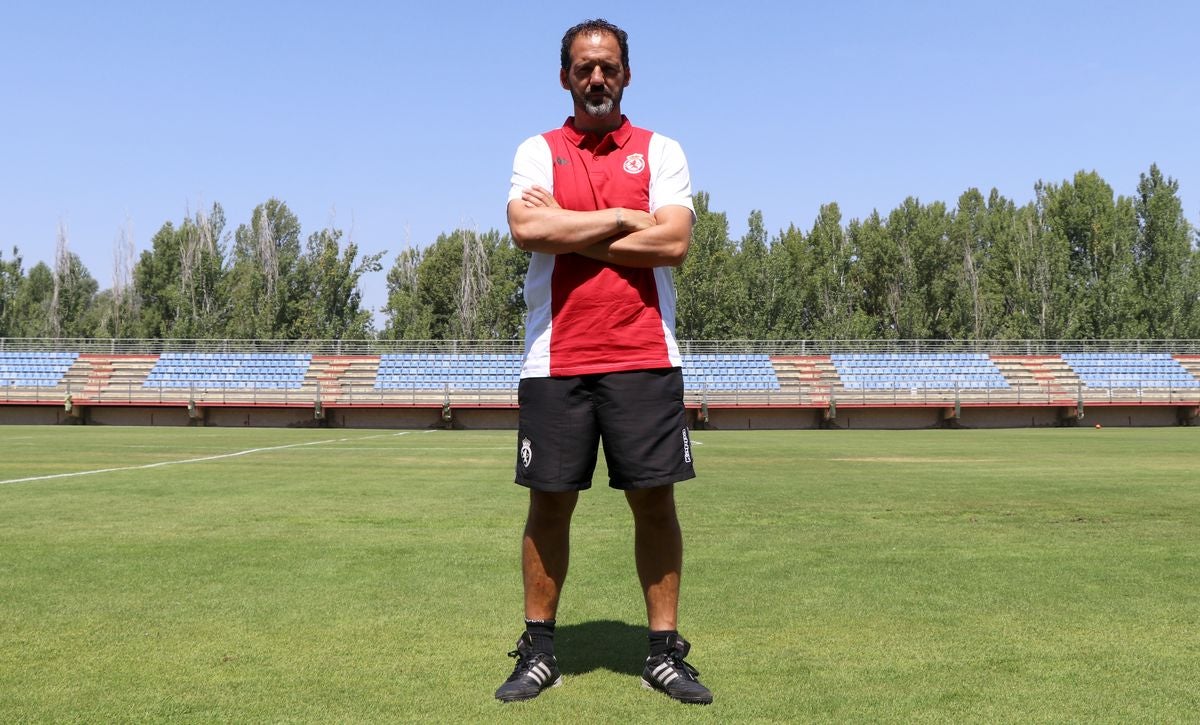 El entrenador de la Cultural analiza en una entrevista el inicio de una ilusionante temporada al frente del conjunto leonés.