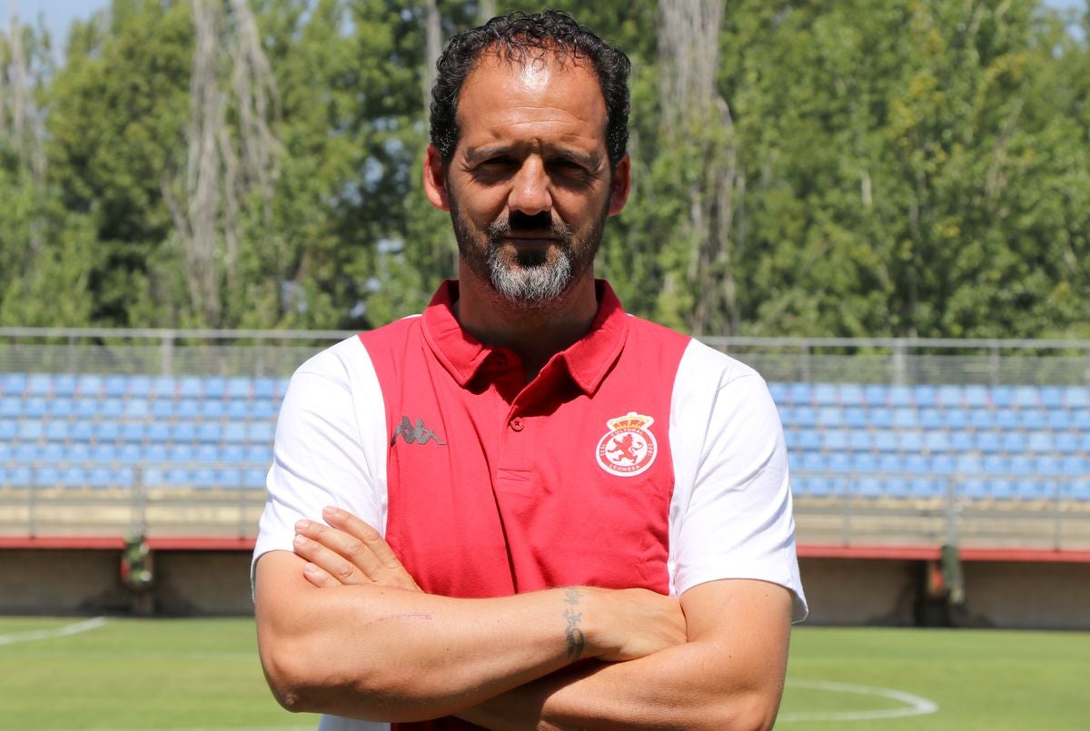 El entrenador de la Cultural analiza en una entrevista el inicio de una ilusionante temporada al frente del conjunto leonés.