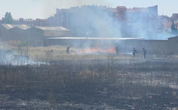 Los bomberos trabajan en la extinción del fuego.