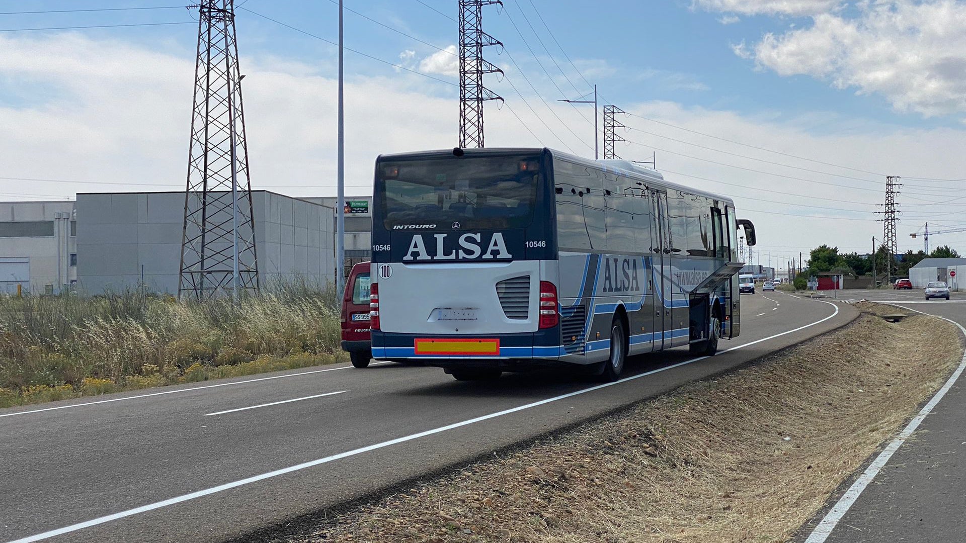 Un autobús, un todoterreno y una furgoneta se han visto implicados en un accidente sin heridos graves en la carretera entre León y La Bañeza antes de llegar a Ribaseca.