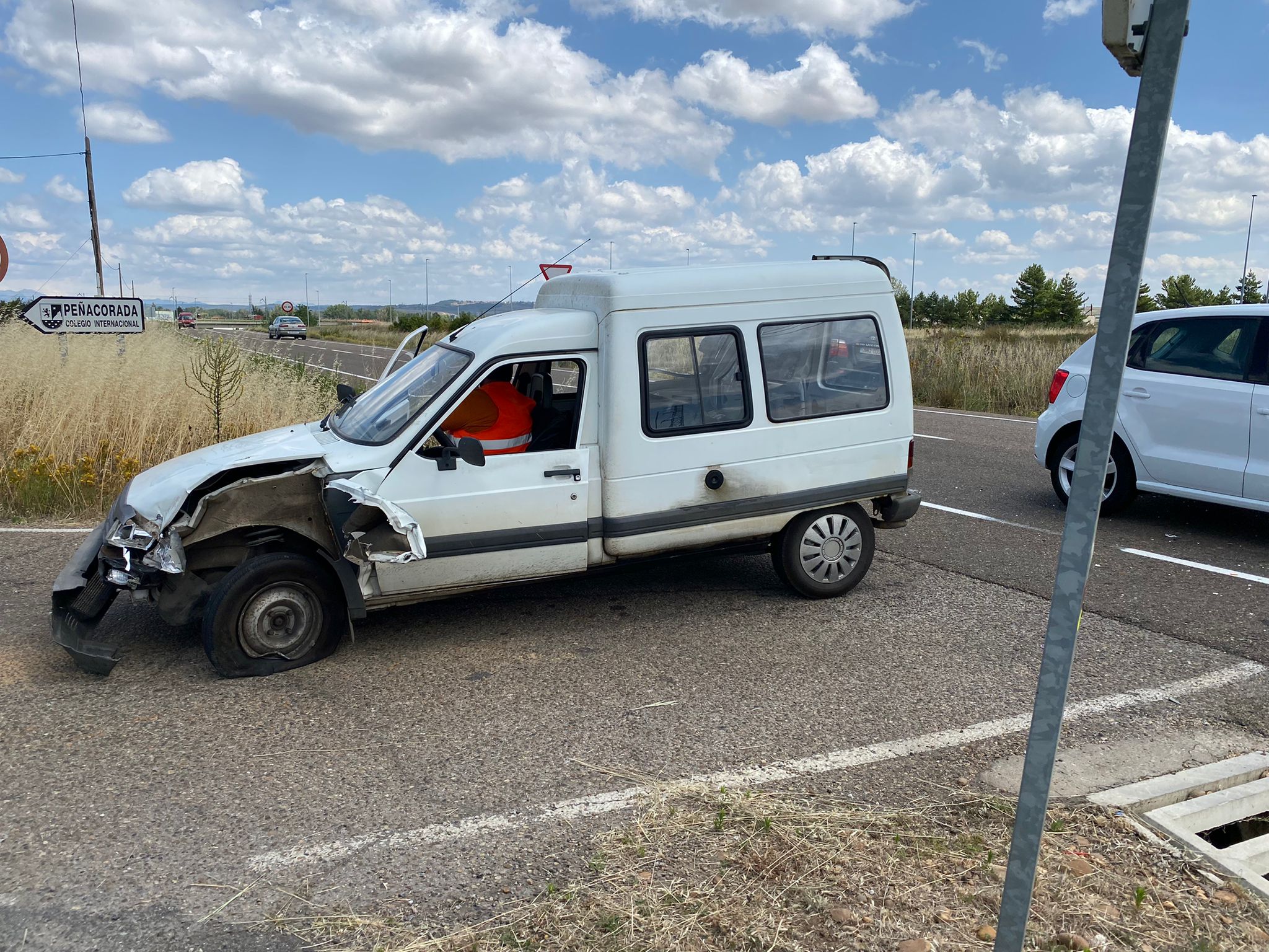 Un autobús, un todoterreno y una furgoneta se han visto implicados en un accidente sin heridos graves en la carretera entre León y La Bañeza antes de llegar a Ribaseca.