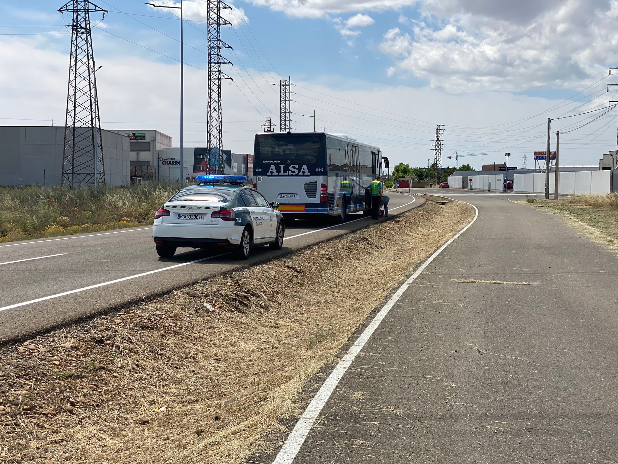 Un autobús, un todoterreno y una furgoneta se han visto implicados en un accidente sin heridos graves en la carretera entre León y La Bañeza antes de llegar a Ribaseca.