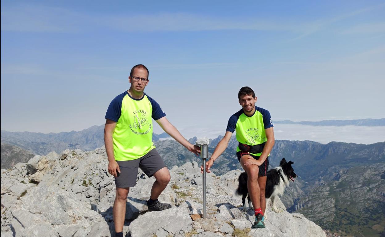 Manuel Merillas y Carlos Lozano, en la cumbre del Pico Boru.