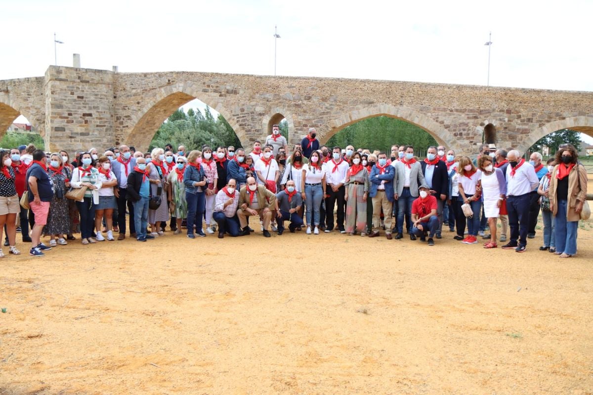 La localidad leonesa de Hospital de Órbigo acoge la celebración de la Fiesta de la Rosa con la presencia de Carmen Calvo, Luis Tudanca, Javier Alfonso Cendón y el alcalde del municipio, Enrique Busto.