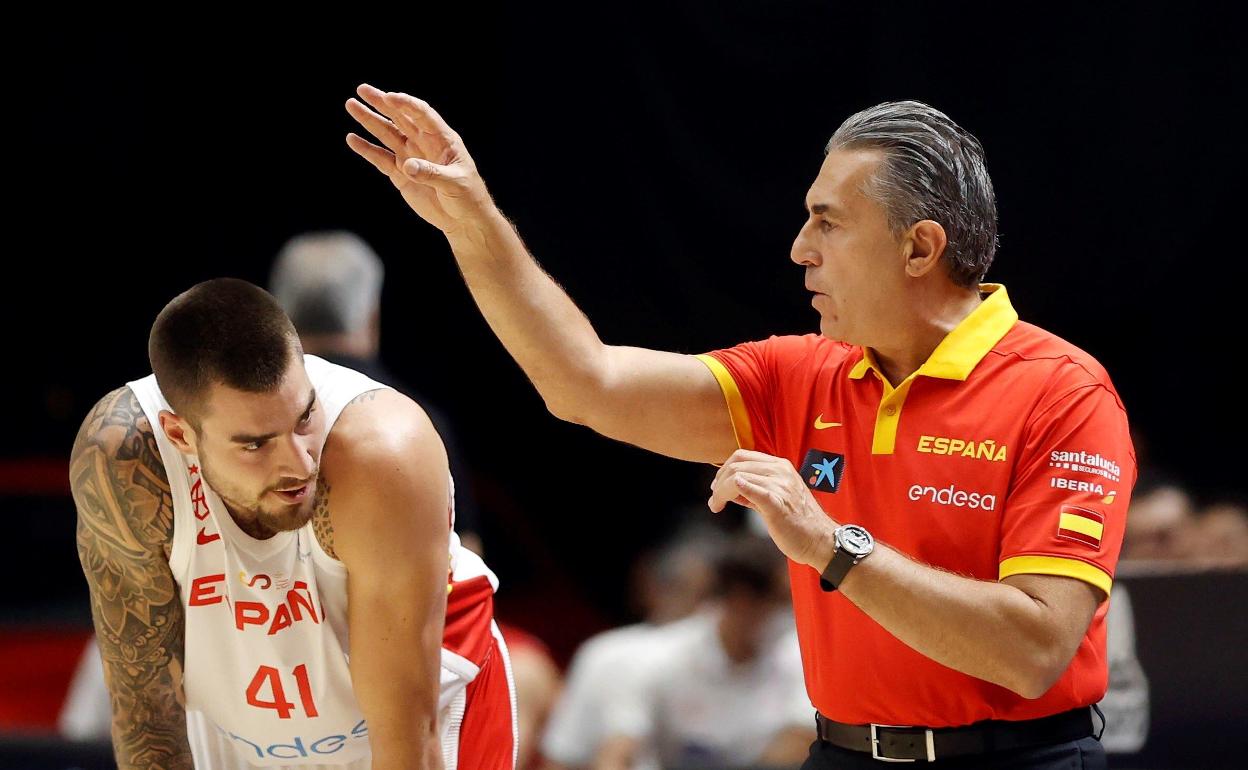 Juancho Hernangómez, junto a Scariolo durante un partido.