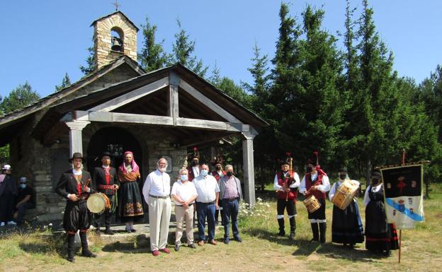 Representntes del Ayuntamiento de Santa Colomba de Somoza y de la Casa de Galicia en Ponferrada en la Cruz de Fierro.