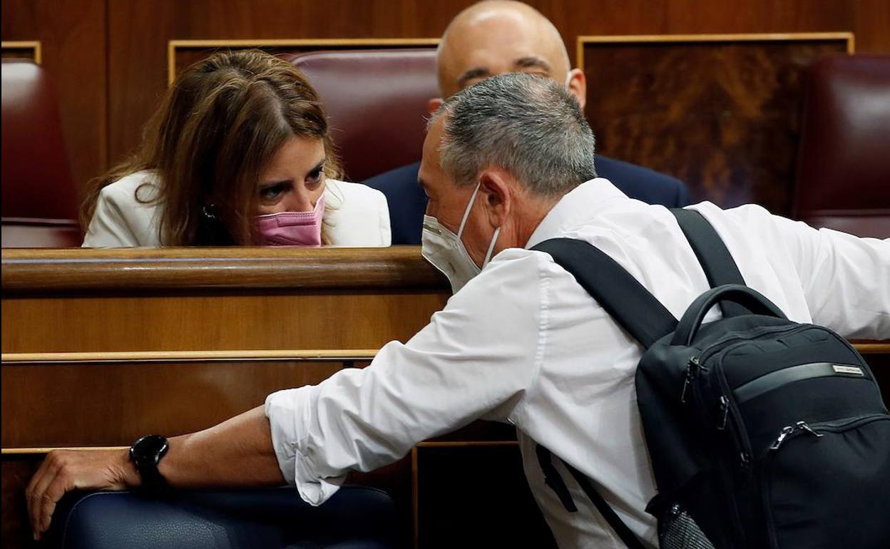 La portavoz del PSOE, Adriana Lastra, dialoga con Joan Baldoví en el Congreso.