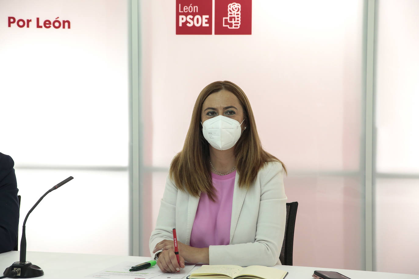 La vicesecretaria general del PSOECyL, Virginia Barcones, y el secretario general del PSOE de León , Javier Alfonso Cendón