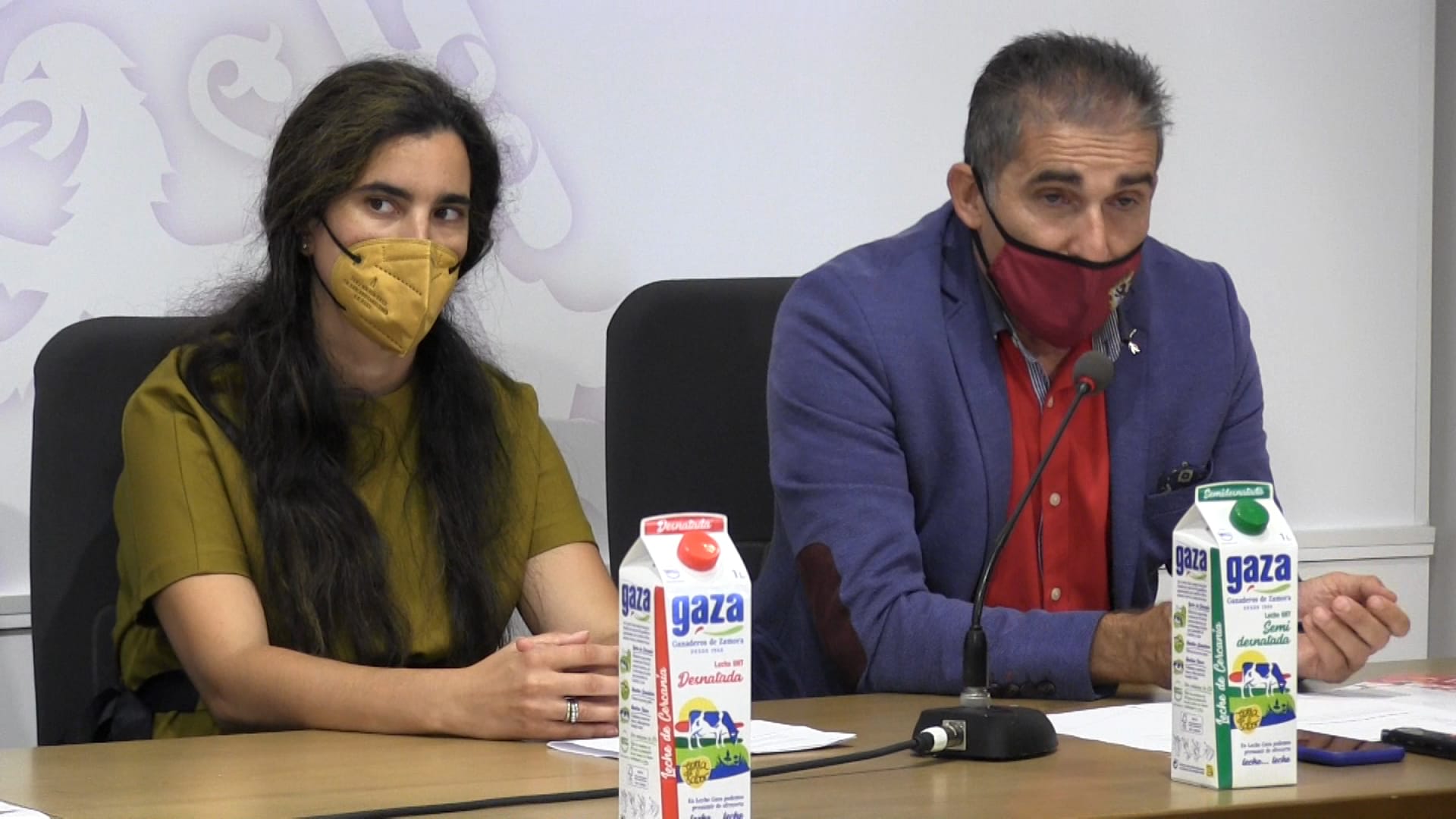 Carnen Roberto Herrero, junto a Pedro García, en la presentación en el Salón de los Reyes del Ayuntamiento.