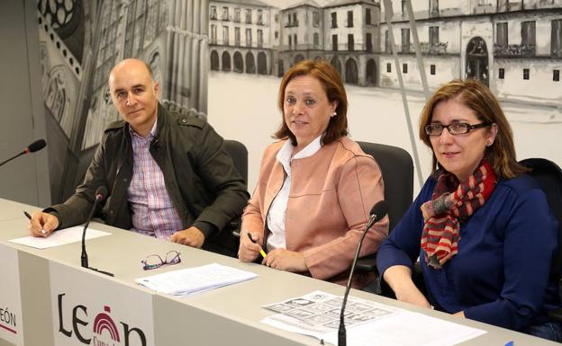 Aurora Baza, en el centro.