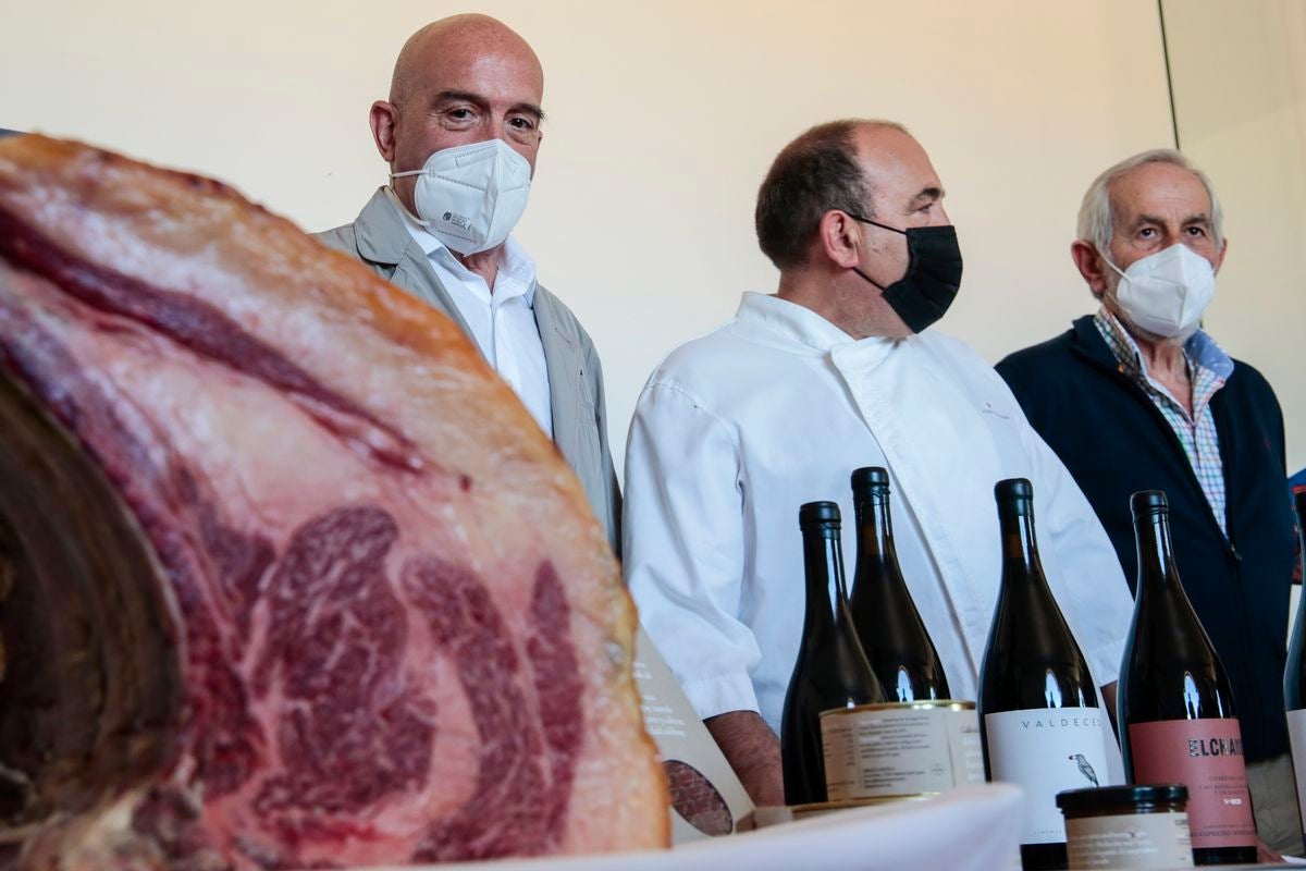 El consejero de Agricultura, Ganadería y Desarrollo Rural, Jesús Julio Carnero, visita un proyecto de desarrollo rural de un Grupo de Acción Local en la localidad leonesa de Jiménez de Jamuz