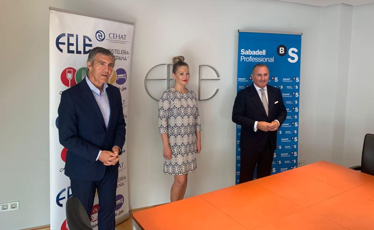 Javier Cepedano, presidente de la FELE, Paula Álvarez gerente de la Asociación de Hostelería y Pablo Junceda, director general de Sabadel Herrero, esta mañana.