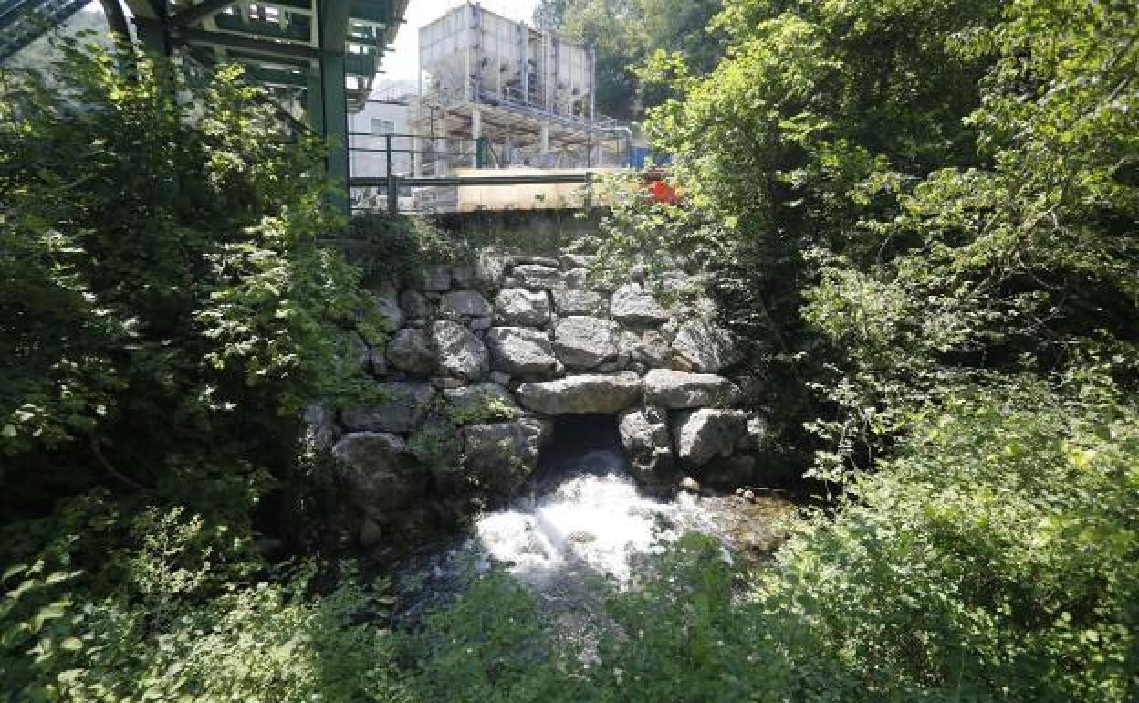 Alivio por el que la variante vierte al río Huerna el agua de León.