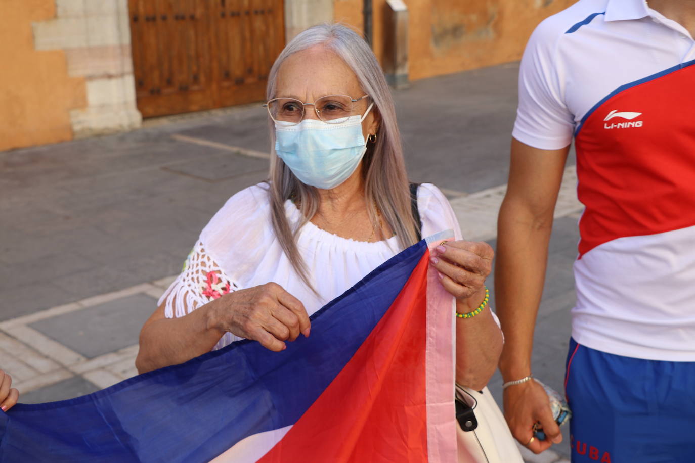 Imagen de una persona de la concentración por Cuba celebrada en León.