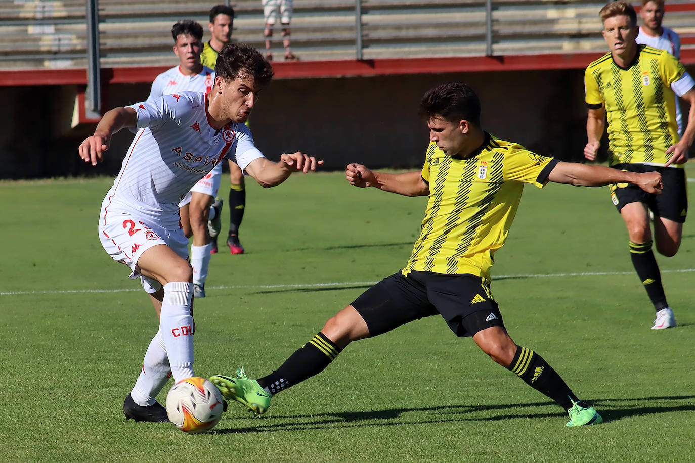 El conjunto leonés se ha impuesto por dos goles a uno al Oviedo en las primeras impresiones de muchos fichajes culturalistas