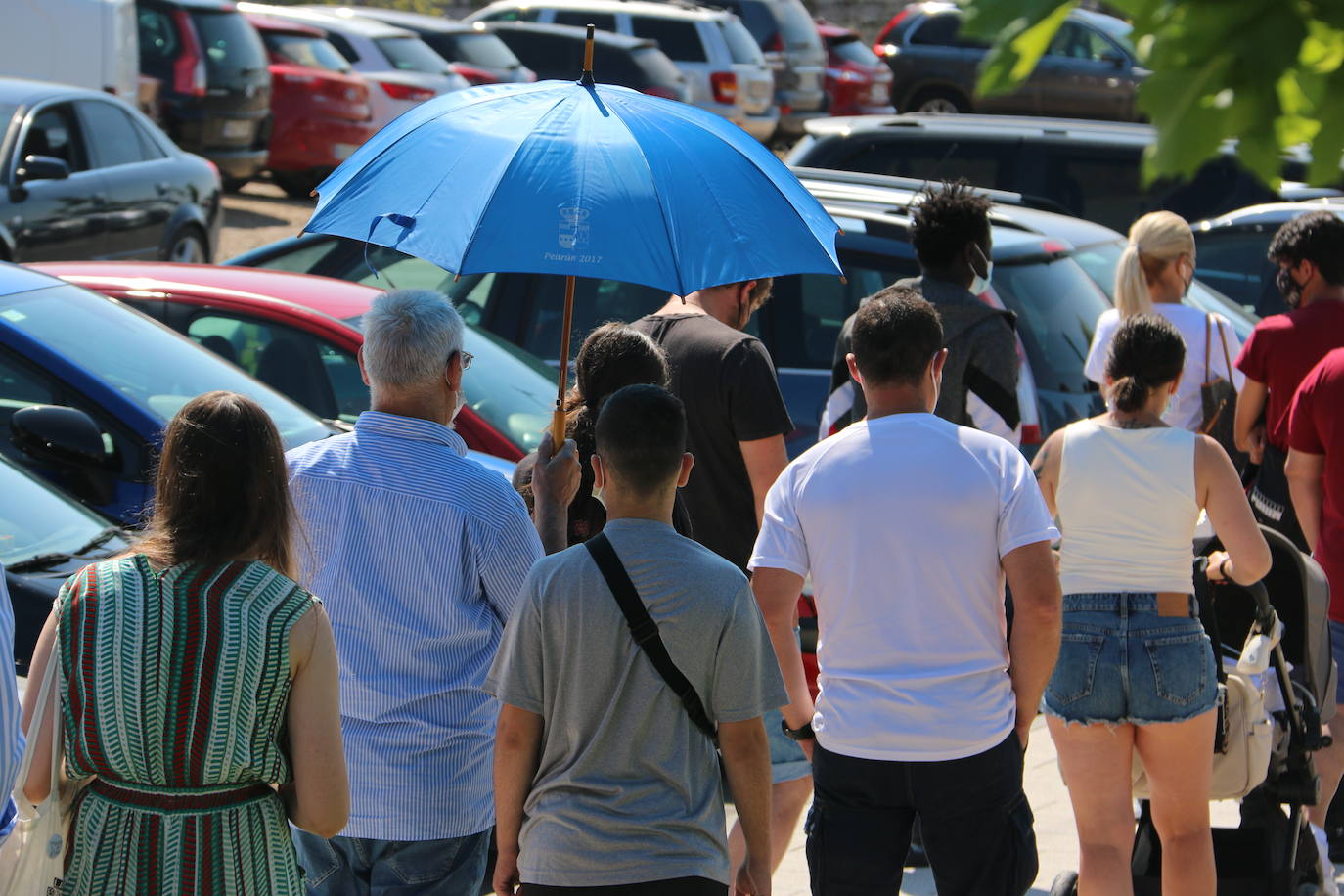 Imagen curiosa la vivida este jueves en el Palacio de Exposiciones donde ahora sí se nota más que nunca cómo es la hora de los jóvenes en una campaña que por primera vez baja de la franja de la mayoría de edad.