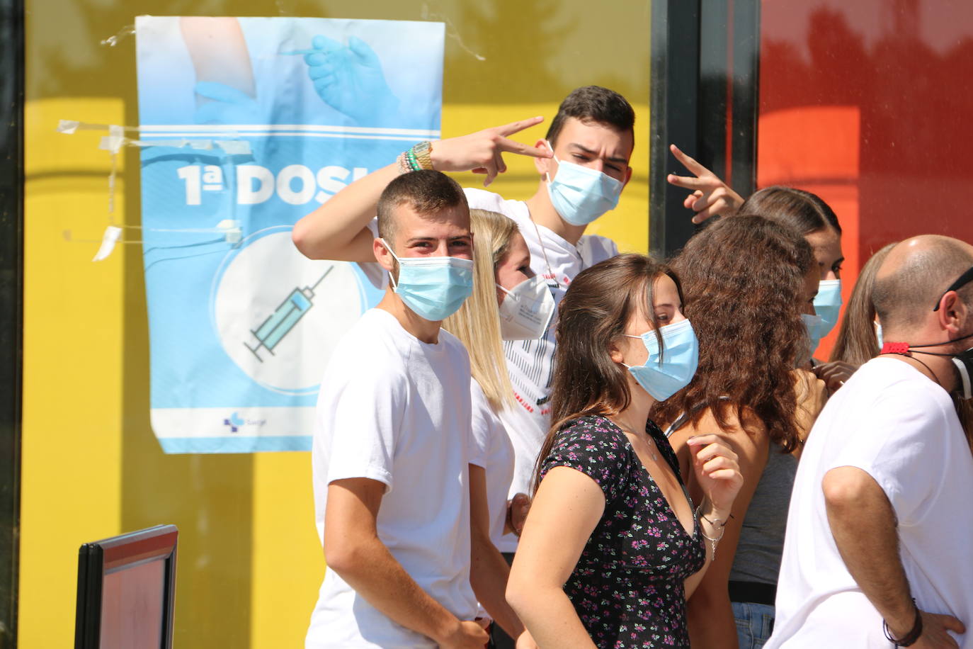 Imagen curiosa la vivida este jueves en el Palacio de Exposiciones donde ahora sí se nota más que nunca cómo es la hora de los jóvenes en una campaña que por primera vez baja de la franja de la mayoría de edad.