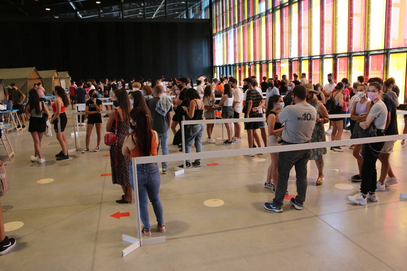 Imagen curiosa la vivida este jueves en el Palacio de Exposiciones donde ahora sí se nota más que nunca cómo es la hora de los jóvenes en una campaña que por primera vez baja de la franja de la mayoría de edad.