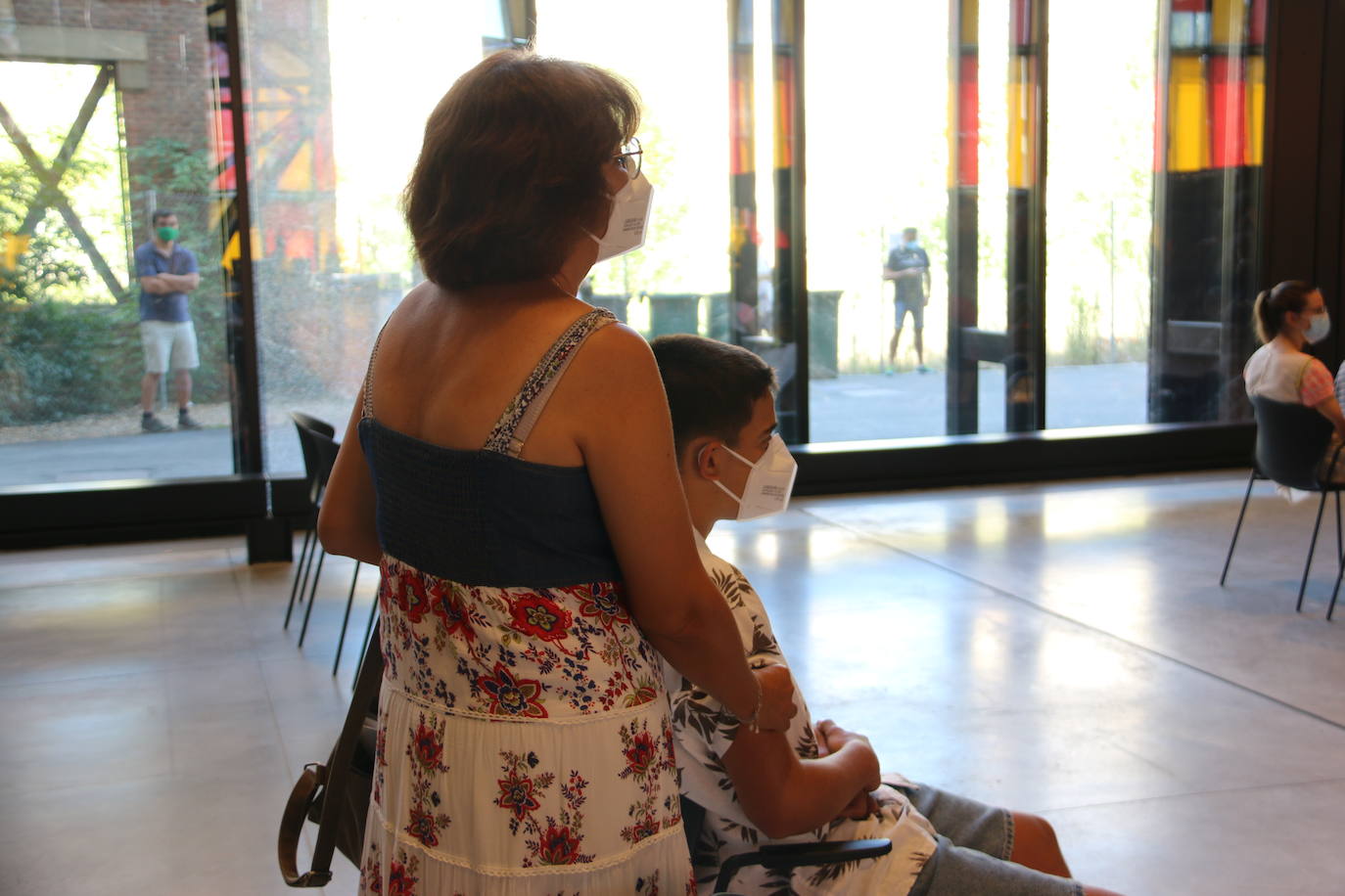 Imagen curiosa la vivida este jueves en el Palacio de Exposiciones donde ahora sí se nota más que nunca cómo es la hora de los jóvenes en una campaña que por primera vez baja de la franja de la mayoría de edad.