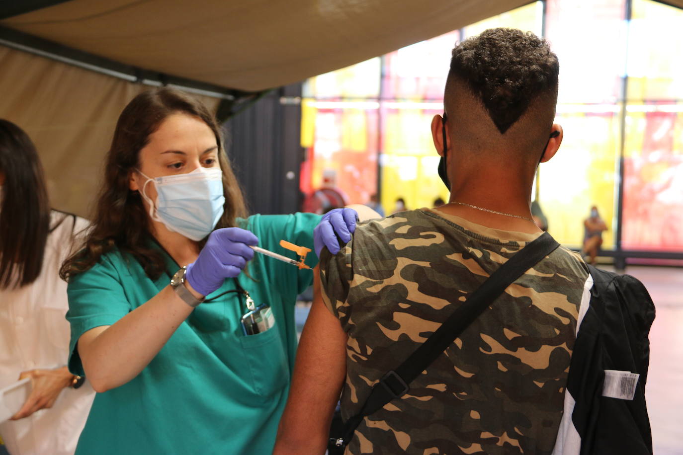 Imagen curiosa la vivida este jueves en el Palacio de Exposiciones donde ahora sí se nota más que nunca cómo es la hora de los jóvenes en una campaña que por primera vez baja de la franja de la mayoría de edad.