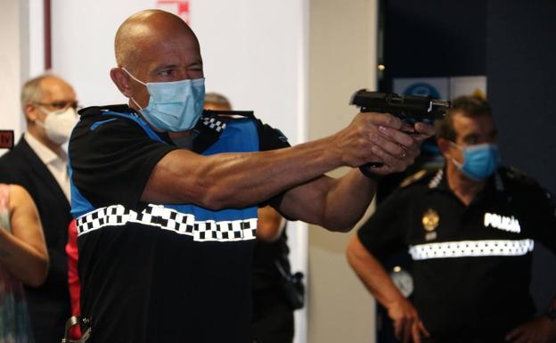 Galería. Imágenes de los agentes practicando en el simulador.