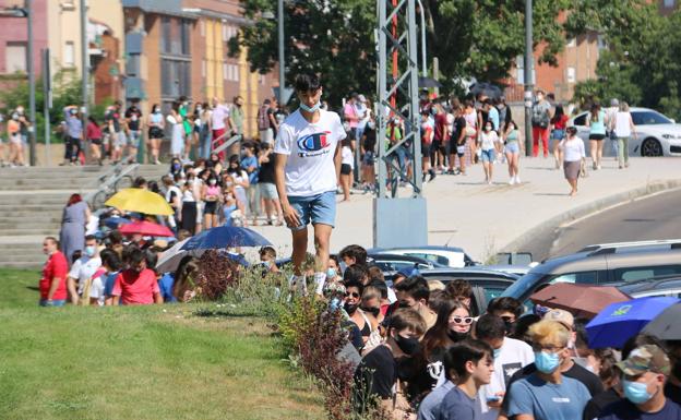 El cambio generacional en la vacunación ya es una realidad y los menores llenan la cola